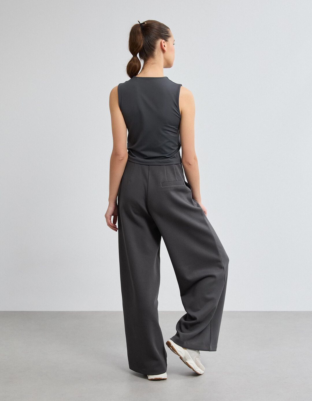 Cal&ccedil;as Piquet, Mulher, Cinzento