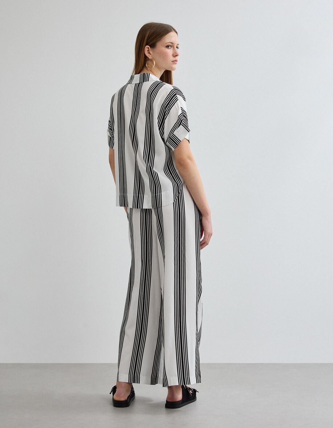 Cal&ccedil;as Riscas, Mulher, Preto