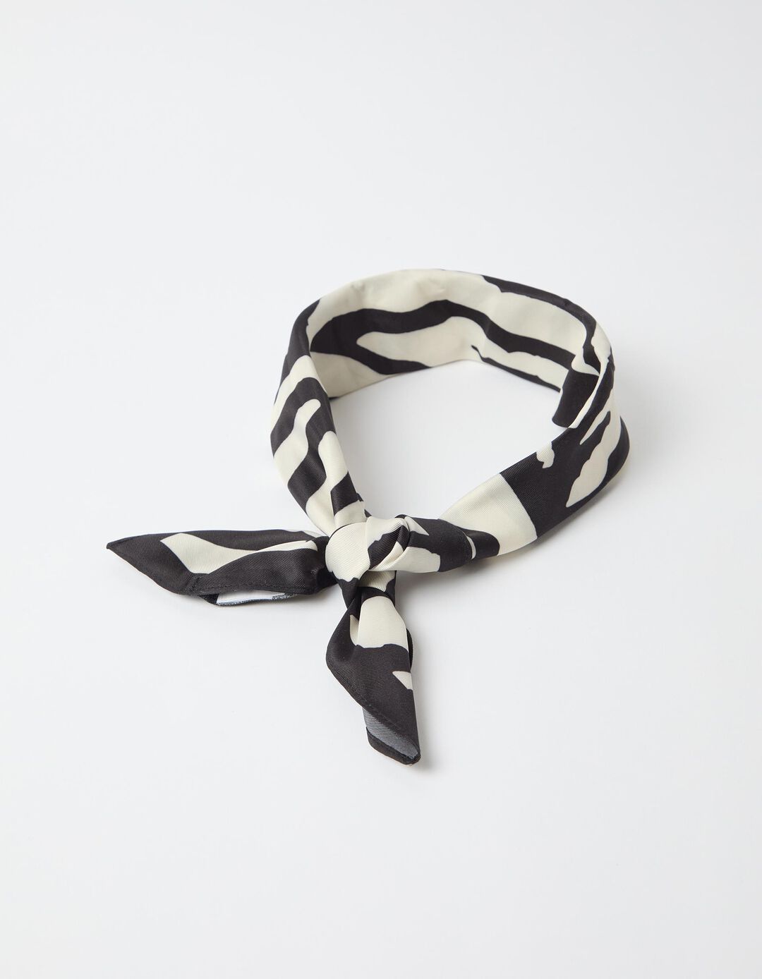 Len&ccedil;o Animal Print, Mulher, Preto
