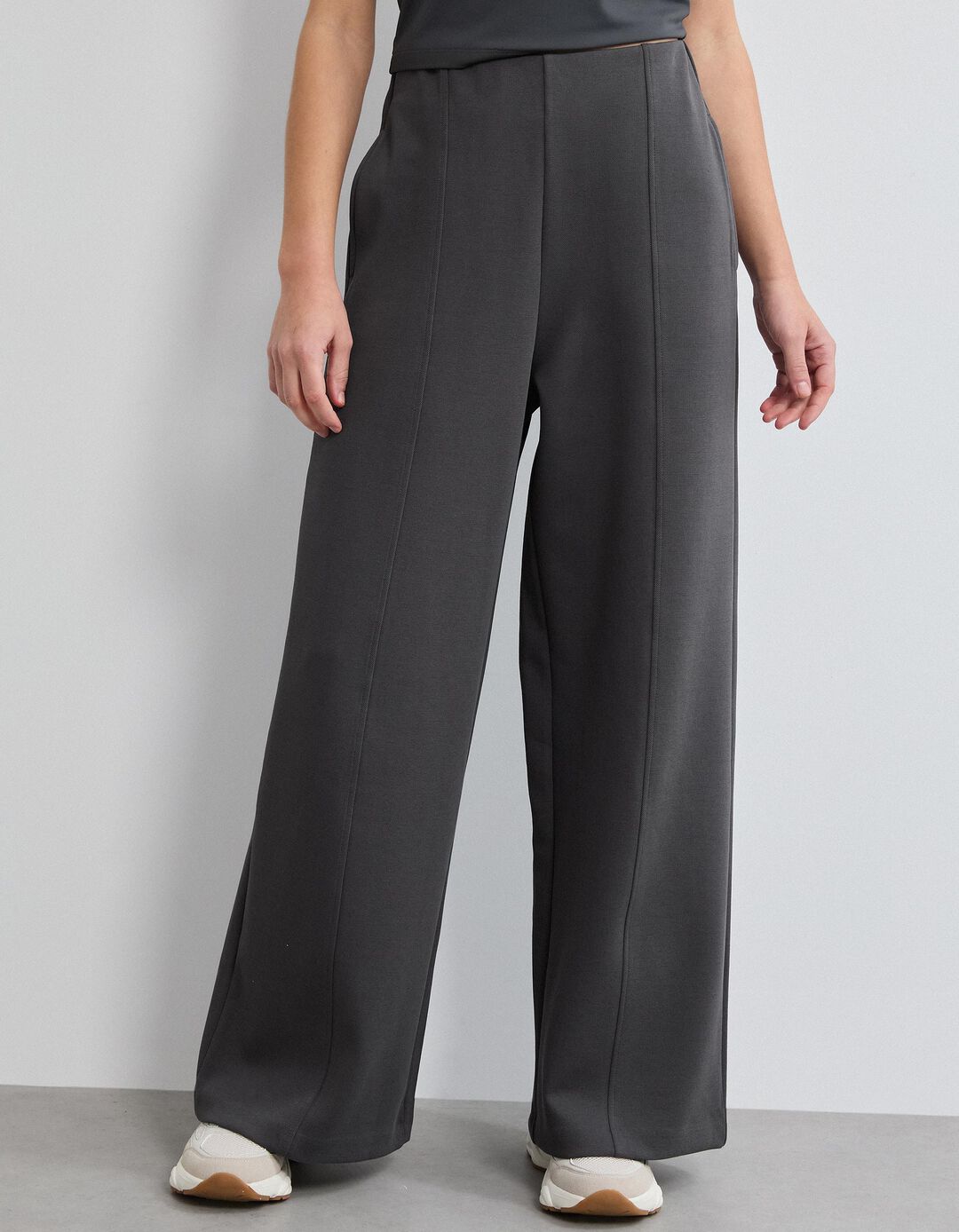 Cal&ccedil;as Piquet, Mulher, Cinzento