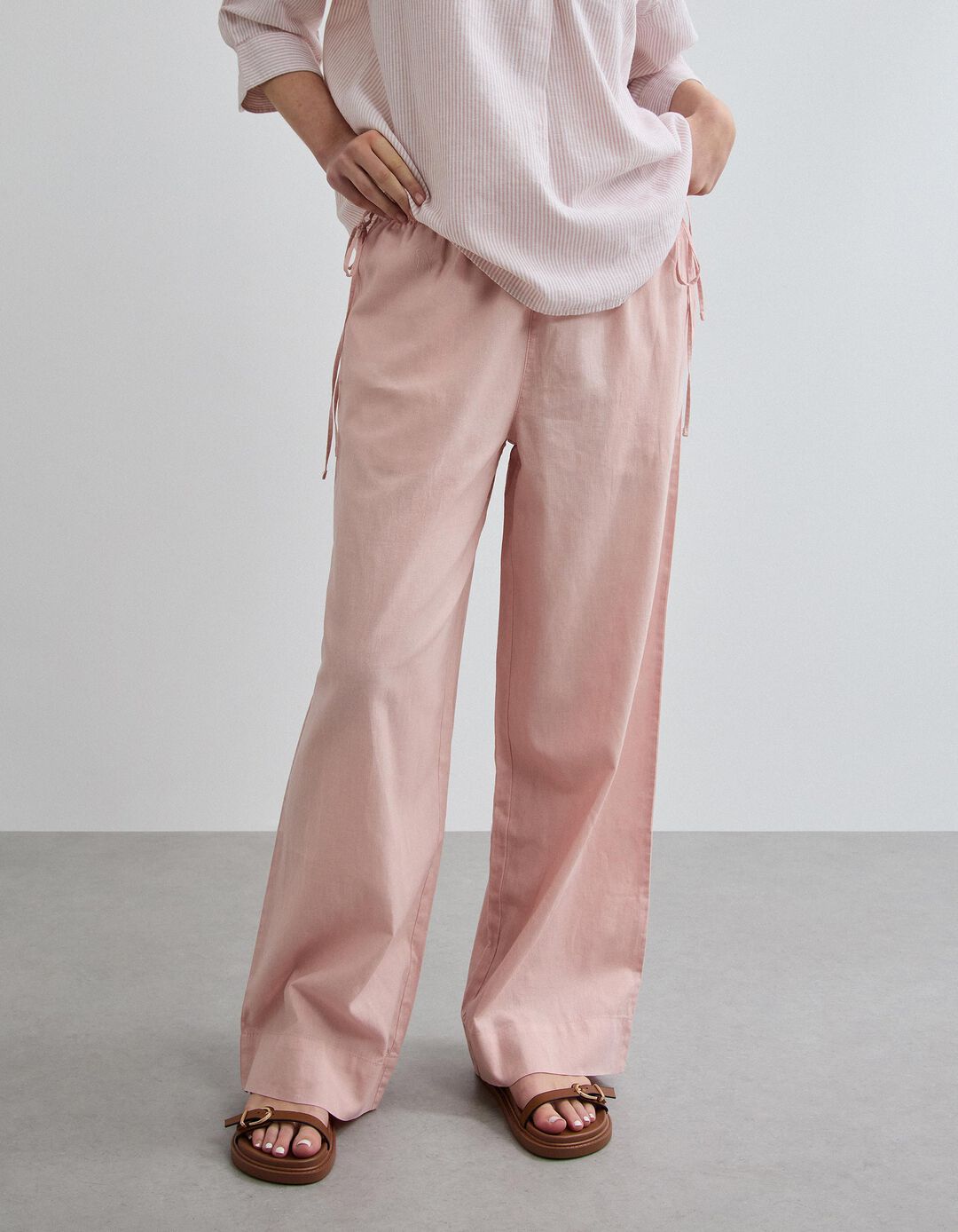 Cal&ccedil;as com Linho, Mulher, Rosa