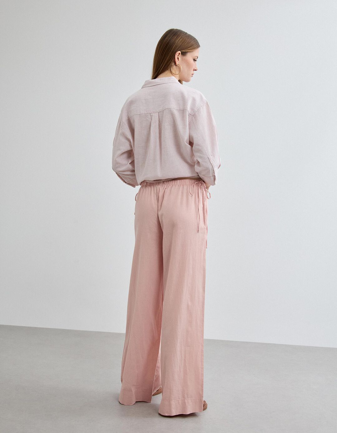 Cal&ccedil;as com Linho, Mulher, Rosa