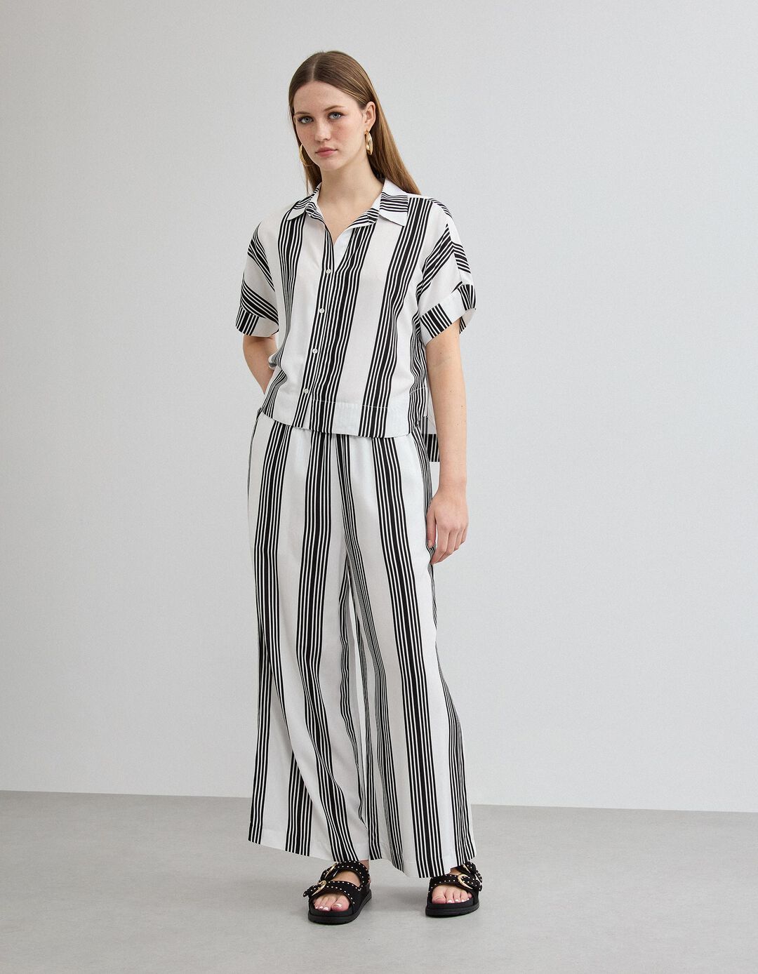 Cal&ccedil;as Riscas, Mulher, Preto