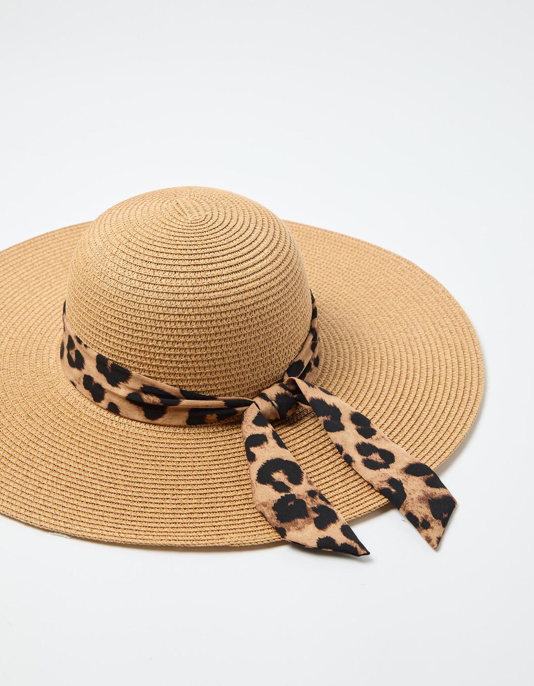 Chap&eacute;u, Mulher, Bege